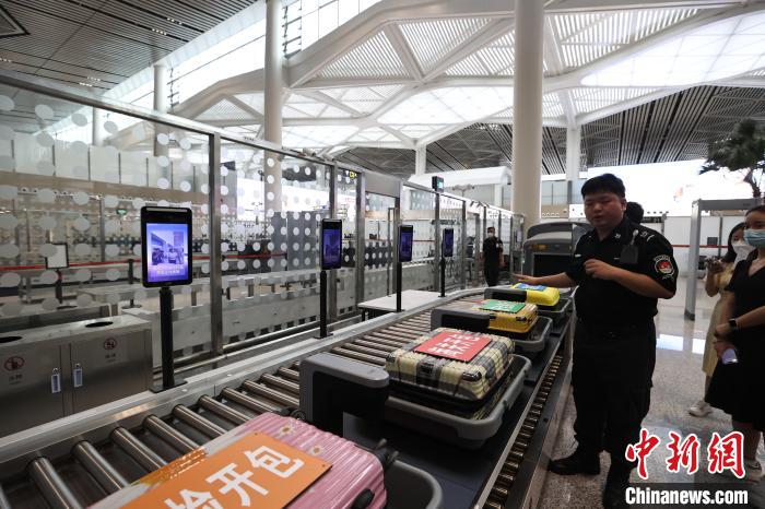 （高質(zhì)量發(fā)展調(diào)研行）探訪?？诿捞m國(guó)際機(jī)場(chǎng)封關(guān)運(yùn)作項(xiàng)目：將實(shí)現(xiàn)旅客“無(wú)感通關(guān)”