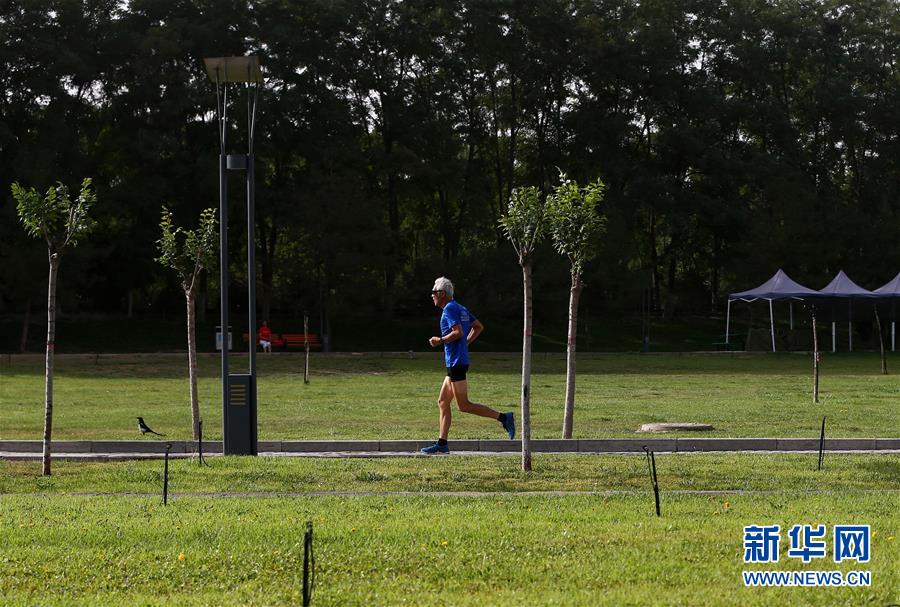 (體育·專題)(17)全民健身——健身“大咖”:年過古稀 步履不停