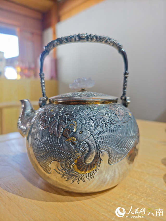 李耀華制作的銀壺。人民網(wǎng)記者 符皓攝