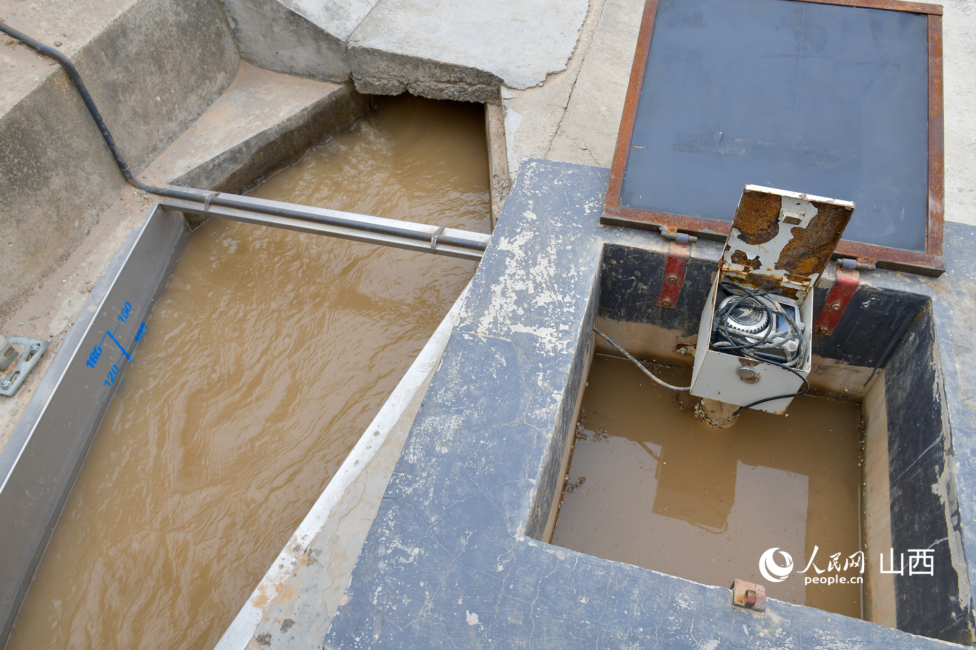 灌區(qū)渠口的計(jì)量設(shè)施。人民網(wǎng)記者 焦搏文攝