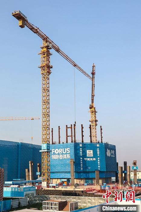 從完成頂層設(shè)計(jì)到如火如荼大規(guī)模建設(shè)，六年來，雄安新區(qū)如春天的竹子一般拔節(jié)生長，這座承載千年大計(jì)的“未來之城”已雄姿初顯。從“一張白紙”開始著墨，如今的雄安新區(qū)已是濃墨重彩的“山水畫”。<a target='_blank' href='/'>中新社</a>記者近日走訪了雄安新區(qū)多地，從“藍(lán)綠金”三色感受這座“未來之城”的巨大變化。圖為7月19日，河北雄安新區(qū)，中國中化總部基地項(xiàng)目施工現(xiàn)場。 <a target='_blank' href='/'>中新社</a>記者 易海菲 攝