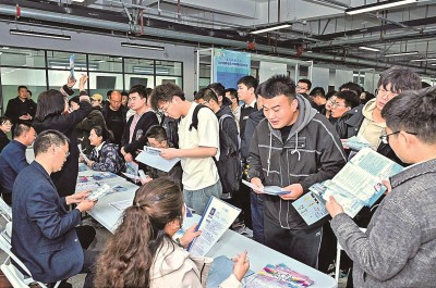 2024年3月，在蘭州大學(xué)2024屆畢業(yè)生大型春季綜合雙選會現(xiàn)場，青年學(xué)子踴躍報名西部用人單位。 蘭州大學(xué)供圖