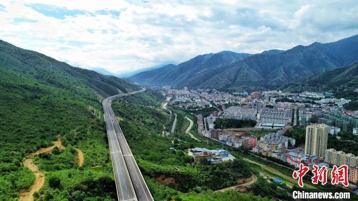 圖為航拍元江至蔓耗高速公路紅河段。云南建投集團(tuán)供圖