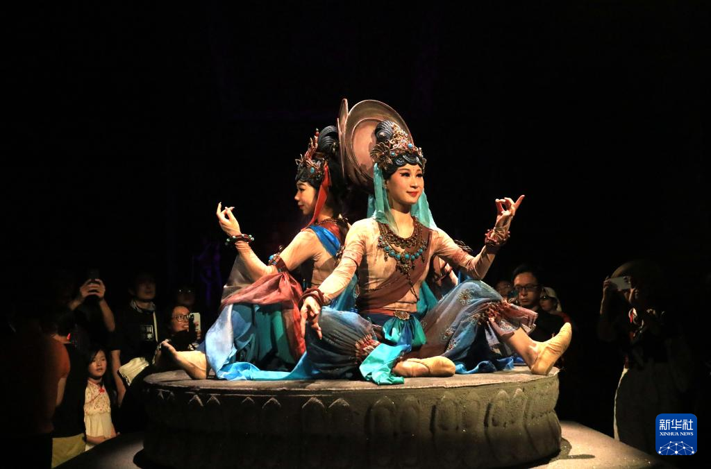 8月5日晚，游客在甘肅省敦煌市觀看大型洞窟式沉浸體驗劇《樂動敦煌》。 新華社發(fā)（張曉亮 攝）