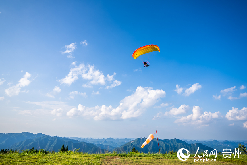 游客在野玉海飛行營地乘動力滑翔傘體驗云端觀景。人民網(wǎng)記者 涂敏攝
