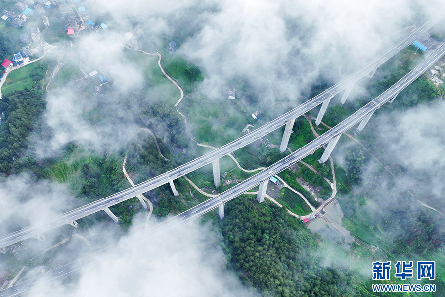 重慶：八月里云海流瀑 瞰群山如畫