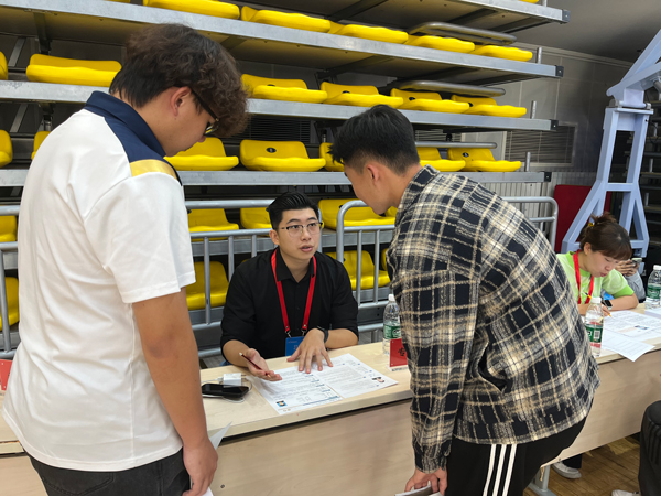 招聘會(huì)上，老師為畢業(yè)生開(kāi)展就業(yè)指導(dǎo)。校方供圖