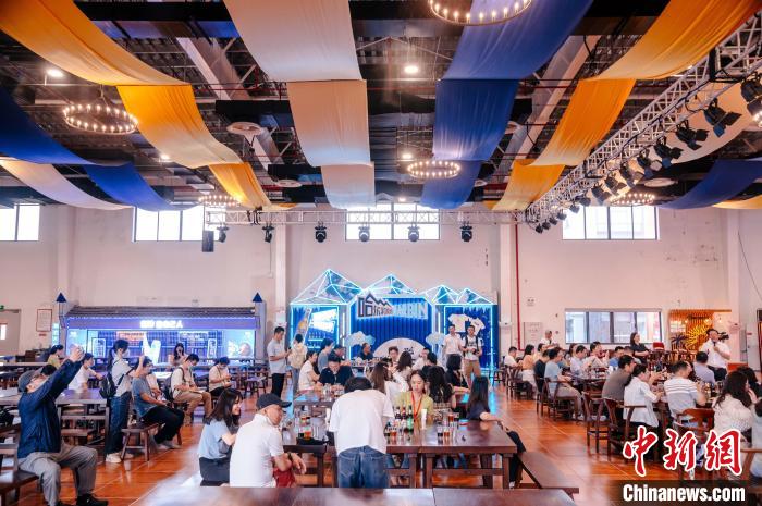 圖為基地內(nèi)的慕尼黑餐廳?！±钅宪?攝