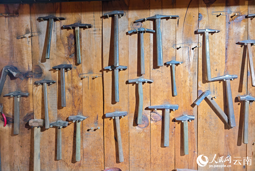 新華村銀器加工作坊里的小錘。人民網(wǎng)記者 符皓攝