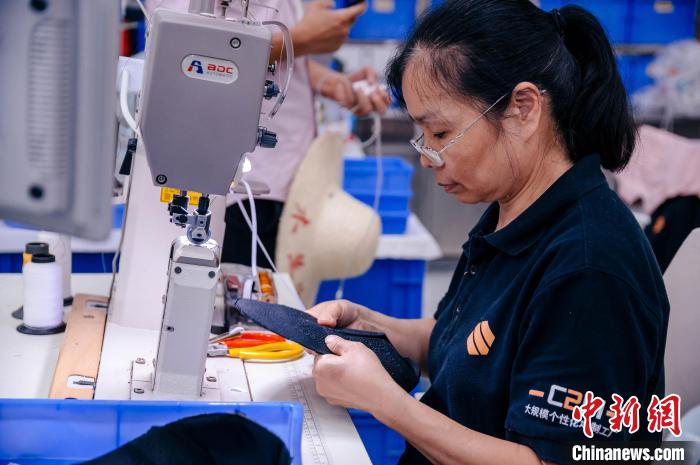 圖為員工在生產(chǎn)線工作。　李南軒 攝