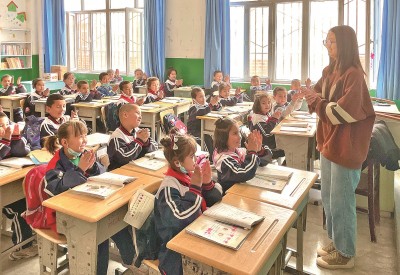 2023年5月，西北師范大學(xué)學(xué)生在新疆阿克蘇地區(qū)溫宿縣吐木秀克鎮(zhèn)第一小學(xué)實(shí)習(xí)支教。 卓杰攝