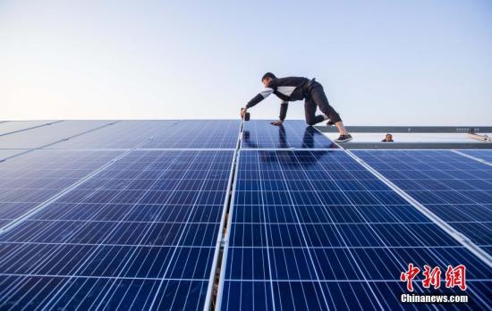 資料圖：4月23日，航拍正在建設(shè)的江西都昌縣磯山湖“漁光一體”光伏電站。傅建斌 攝