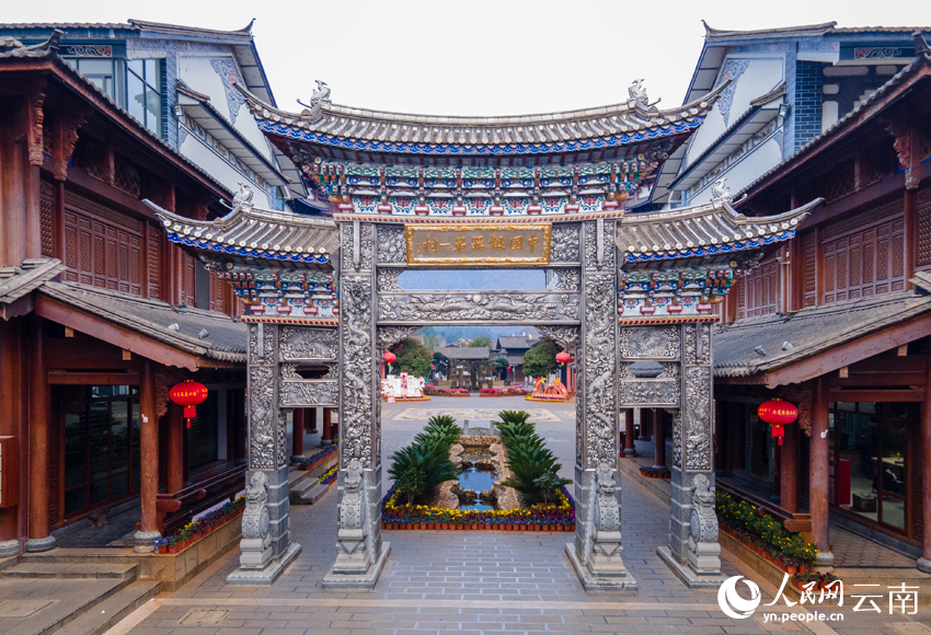 1.新華村耗銀近2.8噸建設(shè)的銀牌坊。人民網(wǎng)記者 符皓攝