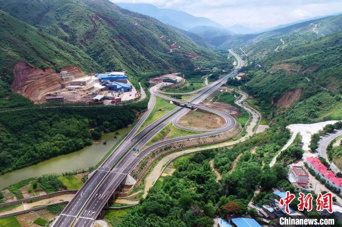 圖為航拍元江至蔓耗高速公路紅河段。云南建投集團(tuán)供圖