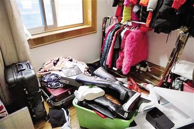 警方在犯罪嫌疑人住所查獲贓物。