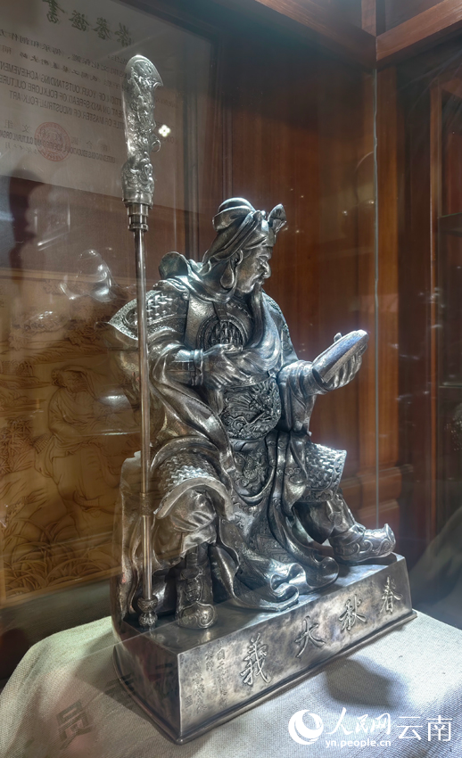 5寸發(fā)標(biāo)制作的關(guān)公像。人民網(wǎng)記者 符皓攝