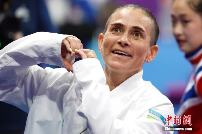 資料圖：9月28日，杭州第19屆亞運(yùn)會(huì)競(jìng)技體操女子跳馬決賽在黃龍?bào)w育中心體育館舉行。烏茲別克斯坦選手丘索維金娜以13.383分獲得該項(xiàng)目第四名。圖為丘索維金娜在賽后向觀(guān)眾比心。<a target='_blank' href='/'>中新社</a>記者 富田 攝