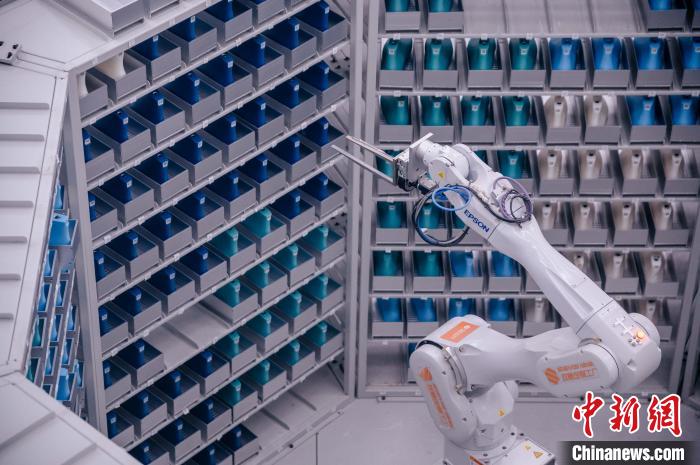 車間里，鞋楦配送機械臂在有序工作?！±钅宪?攝