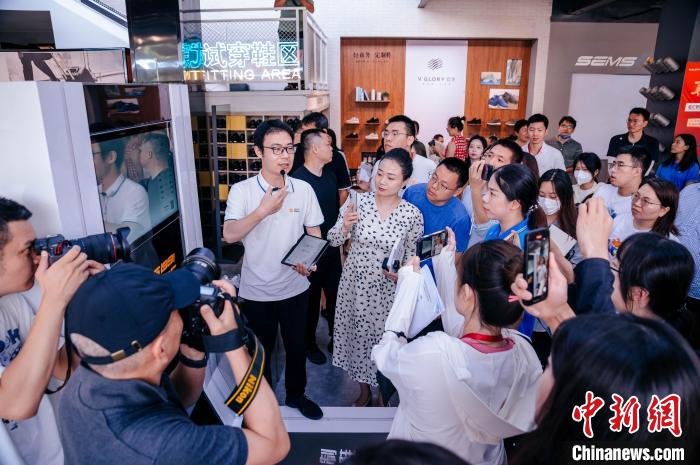 在定制鞋門店，顧客只需往腳型測量儀器上一站，幾秒后就會出具一份詳盡的腳型報告?！±钅宪?攝