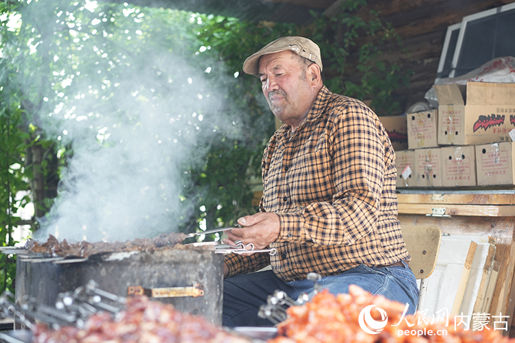 孫金花家庭小院內(nèi)，正在烤制肉串。人民網(wǎng)記者 李睿攝