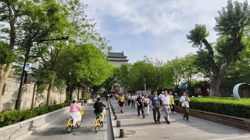 外國游客游覽北京鼓樓。人民網(wǎng)記者 李楠樺攝