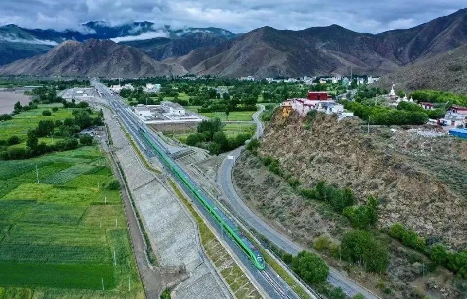 ?高原動集動車組。中國中車供圖。