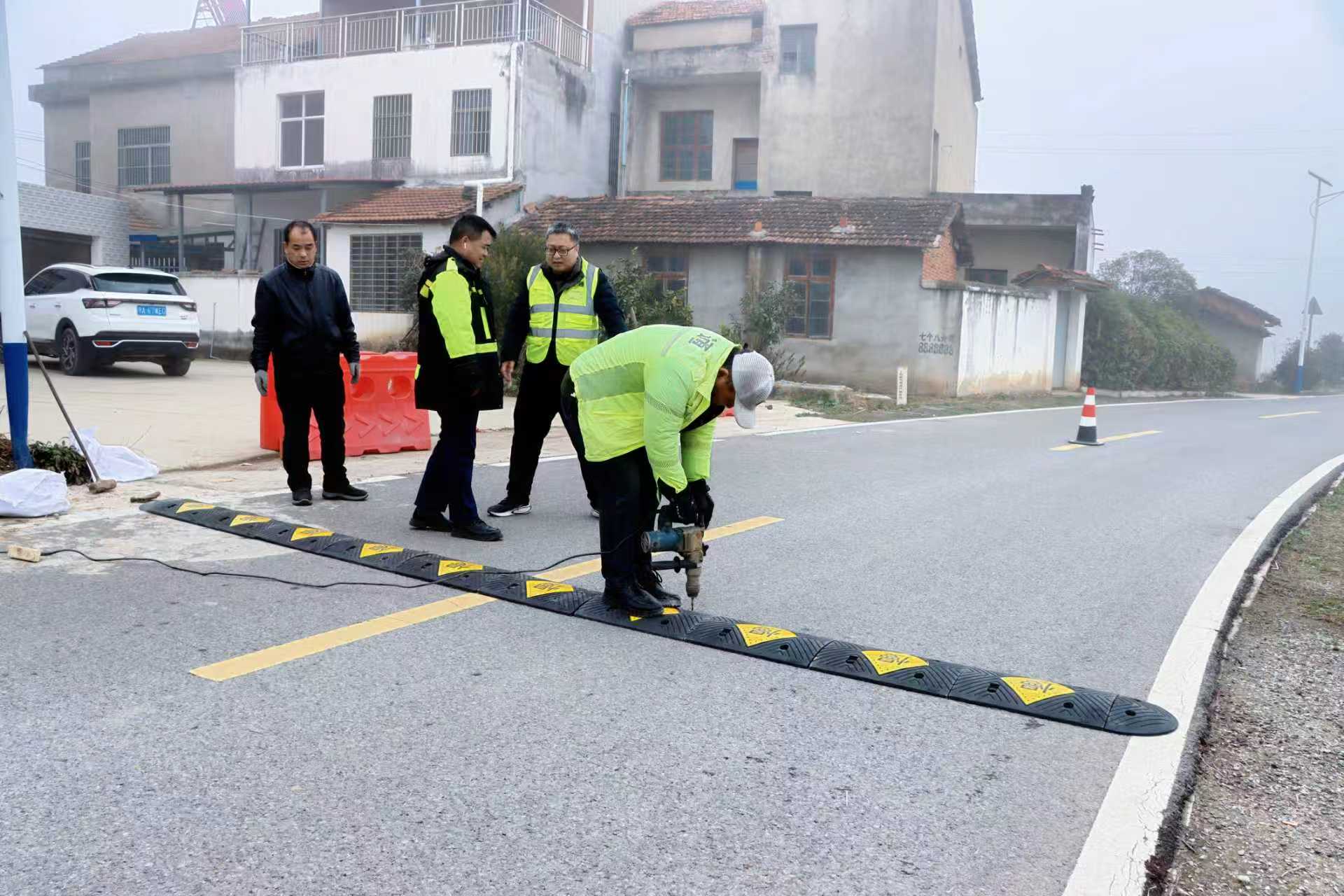 養(yǎng)護(hù)工對農(nóng)村公路進(jìn)行日常巡查、養(yǎng)護(hù)。受訪方供圖