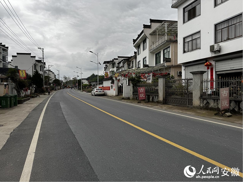 寬敞的S347公路穿過瞻淇村。人民網(wǎng)記者 胡雨松攝