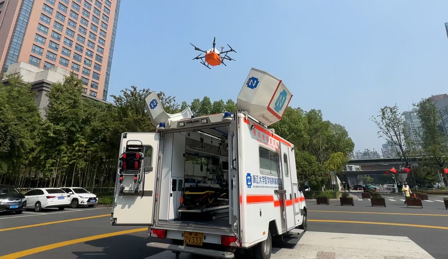 浙江大學(xué)醫(yī)學(xué)院附屬第二醫(yī)院5G急救車搭載的無人機(jī)正在起飛。人民網(wǎng)記者 申佳平攝