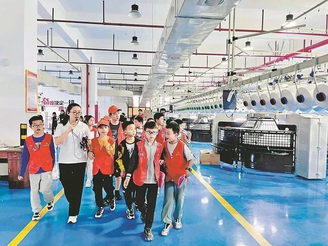 學(xué)生參觀惠安校服企業(yè)生產(chǎn)車間?；莅部h委宣傳部供圖