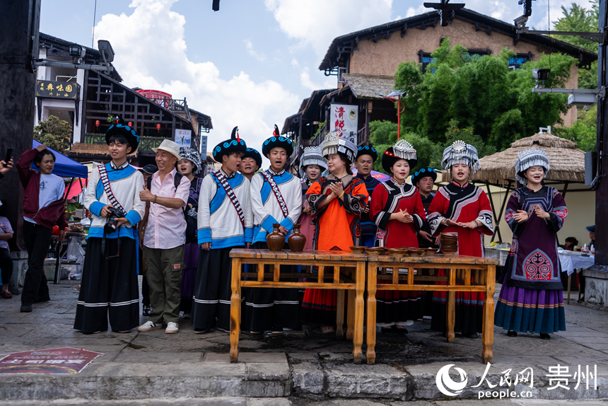 海坪文化小鎮(zhèn)里熱情的彝家“攔門酒”。人民網(wǎng)記者 涂敏攝