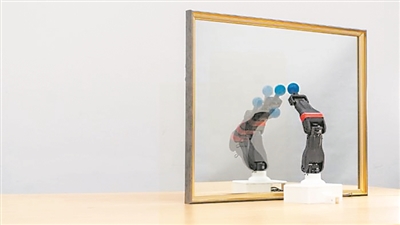  圖為機(jī)器人觀察自己在鏡子中的倒影，學(xué)習(xí)自身的形態(tài)和運(yùn)動(dòng)學(xué)，實(shí)現(xiàn)自主模擬。圖片來源：美國哥倫比亞大學(xué)