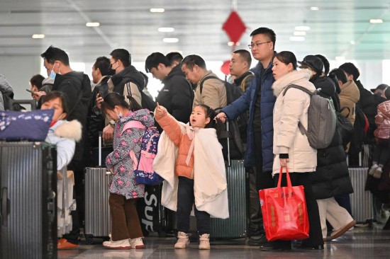 2月3日，家長帶領(lǐng)小朋友在北京豐臺站排隊檢票。新華社記者 宋為偉 攝