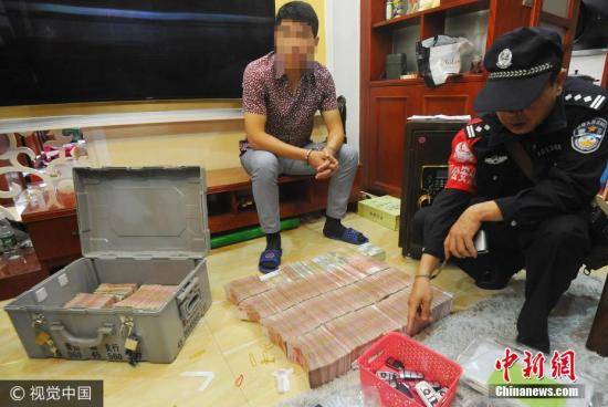 廣西南寧警方8月21日通報，當(dāng)?shù)亟粘晒善粕姘附痤~15.19億元人民幣的特大傳銷案件。圖為當(dāng)場繳獲的成捆現(xiàn)金。 圖片來源：視覺中國