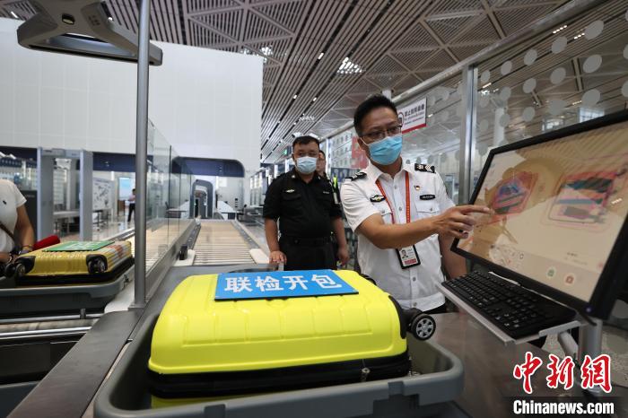6月25日，在?？诿捞m國(guó)際機(jī)場(chǎng)T2航站樓，工作人員對(duì)完成改造的設(shè)備進(jìn)行模擬測(cè)試?！∈Y啟明 攝