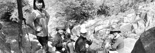 近日，資深驢友隨哥組織驢友到濟南仲宮太甲山游玩。圖為驢友正在山路上休息。隨哥供圖