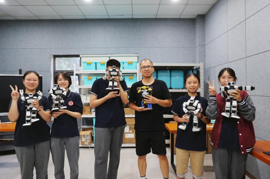 重慶八中科學(xué)城中學(xué)校科創(chuàng)社團(tuán)。