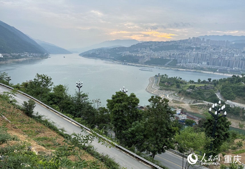 從巫山縣龍門街道江村遠眺，左側(cè)為三峽里·竹枝村，右側(cè)為巫山縣城。人民網(wǎng)記者 劉政寧攝