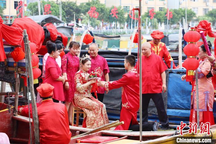 連家船民婚俗秀之迎親禮和成親禮。　林榕生 攝