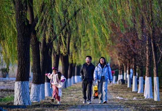 游客漫步在北京園博園內(nèi)。新華社記者 陳曄華 攝