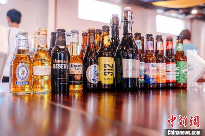 莆田基地主要生產(chǎn)全球旗艦品牌百威、科羅娜、貝克等啤酒，并生產(chǎn)雪津啤酒、雪山啤酒、藍妹啤酒等?！±钅宪?攝
