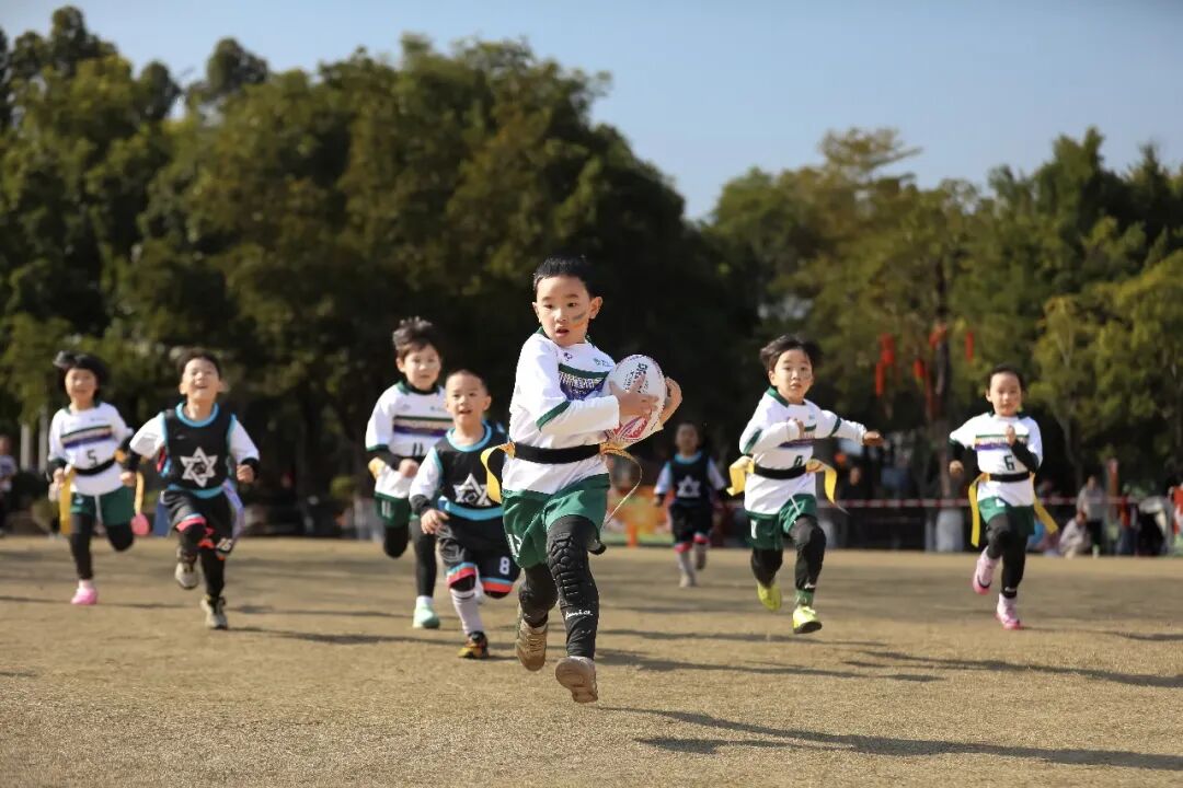 福建省福州市兒童公園，幼兒組隊(duì)員正在進(jìn)行橄欖球比賽。謝貴明攝（人民視覺）