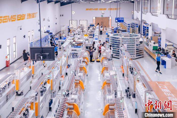 “高質量發(fā)展調(diào)研行”主題采訪活動來到福建莆田雙馳鞋業(yè)個性化定制示范工廠。　李南軒 攝