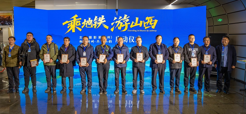 活動為參展攝影家頒發(fā)入展證書。