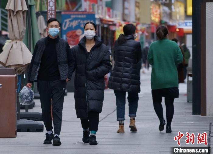 圖為市民穿羽絨服出行?！●R銘言 攝