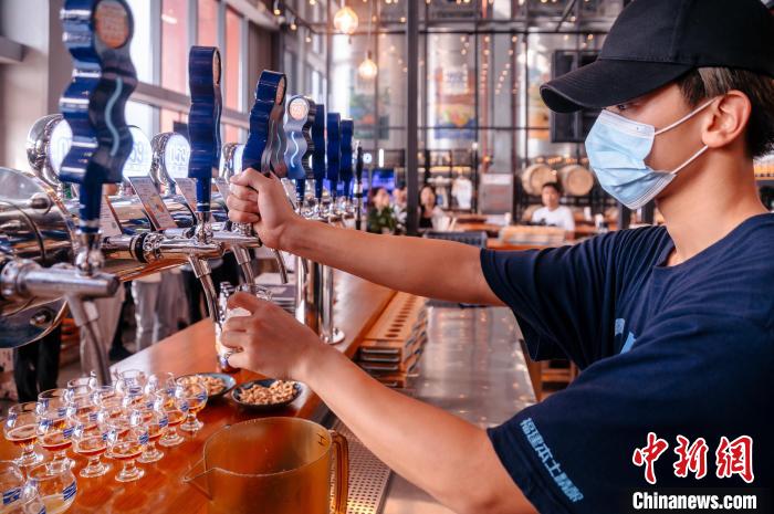 圖為百威雪津啤酒莆田基地工作人員正在打酒?！±钅宪?攝